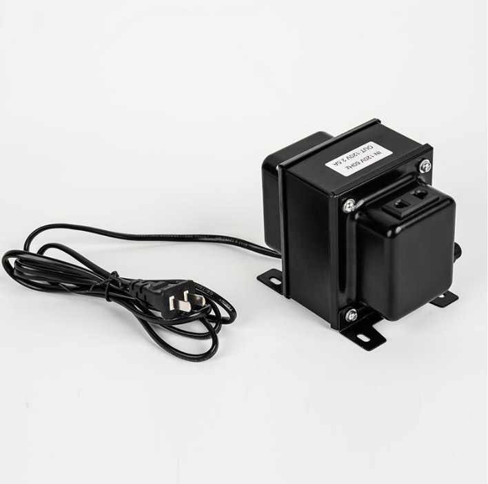 Hoe verbetert de isolatietransformator de stabiliteit en toepasbaarheid van het systeem via een fysiek isolatiemechanisme, onderdrukking van elektrische interferentie en het voorkomen van de voortplanting van fouten?