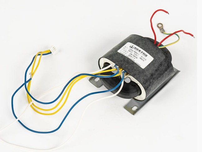 Waarom kan het circulaire kernontwerp van de R-Type Transformer het energieverlies aanzienlijk verminderen en de conversie-efficiëntie verbeteren?