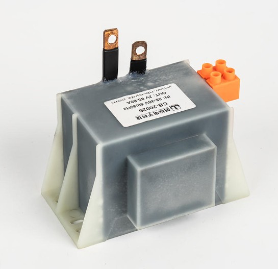 Wat zijn de belangrijkste ontwerpoverwegingen voor warmteafvoer in R-Type Transformers voor installatieomgevingen met hoge dichtheid?