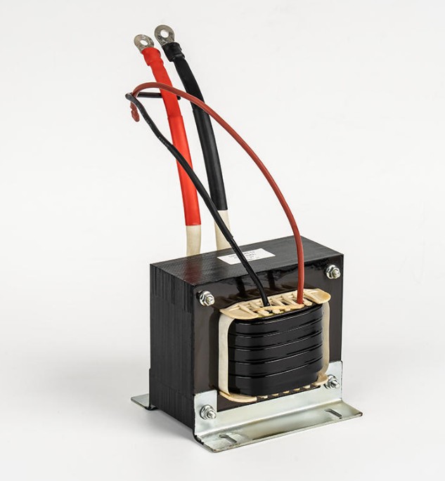 Welke verschijnselen veroorzaakt kernverzadiging in een invertertransformator?